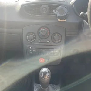 Renault Clio 3-door Hatchback 2010 manual - Image 8