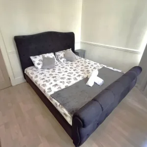 Furnished one-bedroom flat with high ceilings and kitchen - Image 4