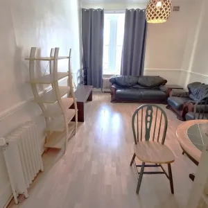 Furnished one-bedroom flat with high ceilings and kitchen - Image 6