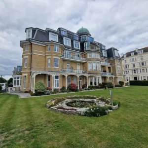 Furnished one-bedroom flat with high ceilings and kitchen