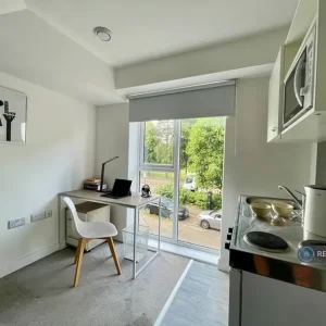 Studio flat in Stmary Place, Clayton-Bradford, Bradford - Image 5