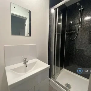 Studio flat in Stmary Place, Clayton-Bradford, Bradford - Image 6