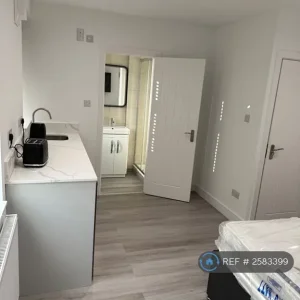 1 bedroom in Anstee Road - Image 3