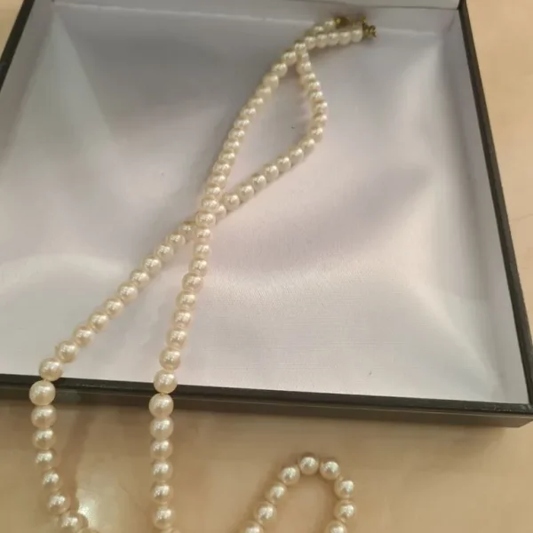 Synthetic pearl necklace