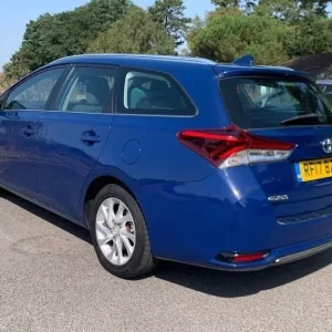 2017 Toyota Auris 1.8 VVT-h Estate Hybrid - Image 3