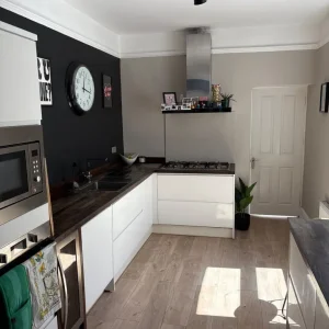 Double bedroom with private living area - Image 6