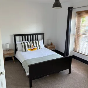Double bedroom with private living area