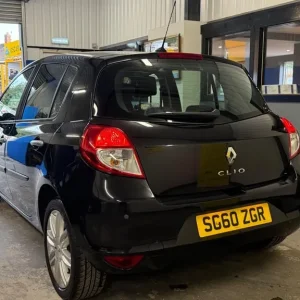 2010 Renault Clio 1.6 VVT Auto Hatchback with TomTom and Euro 4 - Image 3