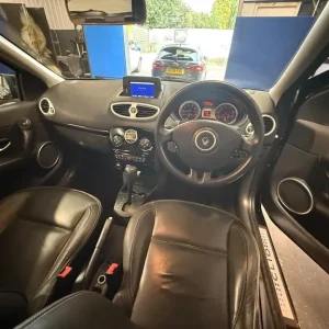 2010 Renault Clio 1.6 VVT Auto Hatchback with TomTom and Euro 4 - Image 4