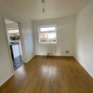 3 bed with cooker, washer, fridge freezer - Image 4