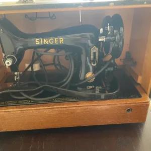 Singer 99K knee-operated sewing machine - Image 3