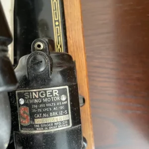 Singer 99K knee-operated sewing machine - Image 4