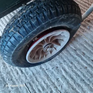 Land Rover 90 wheel rims and tyres - Image 3
