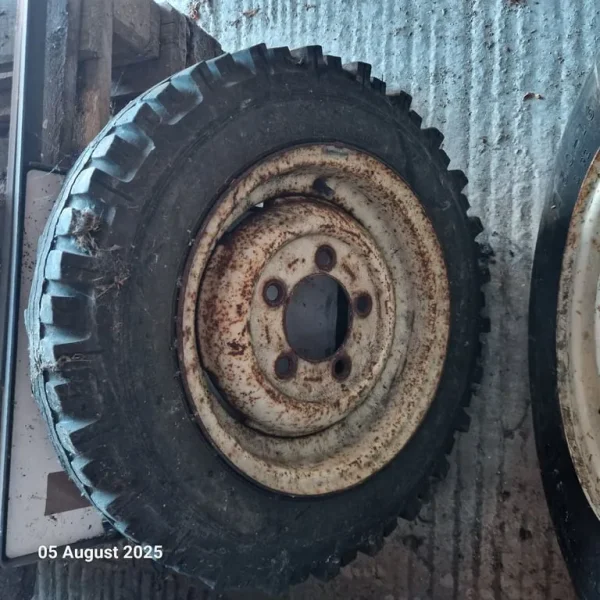 Land Rover 90 wheel rims and tyres