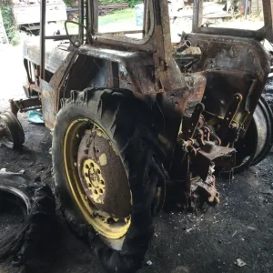 International 454/2400 tractor - Image 2