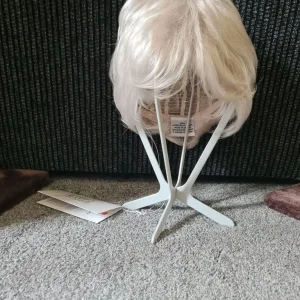 Gisela Mayer Silver Wig (Exquisit Collection) & stand