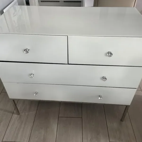 Bedroom chest of draws