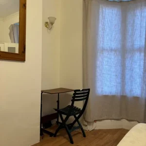Furnished room with curtain, private and quiet - Image 3