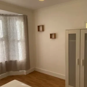 Furnished room with curtain, private and quiet - Image 4