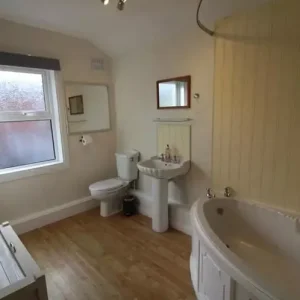 Furnished room with curtain, private and quiet - Image 6