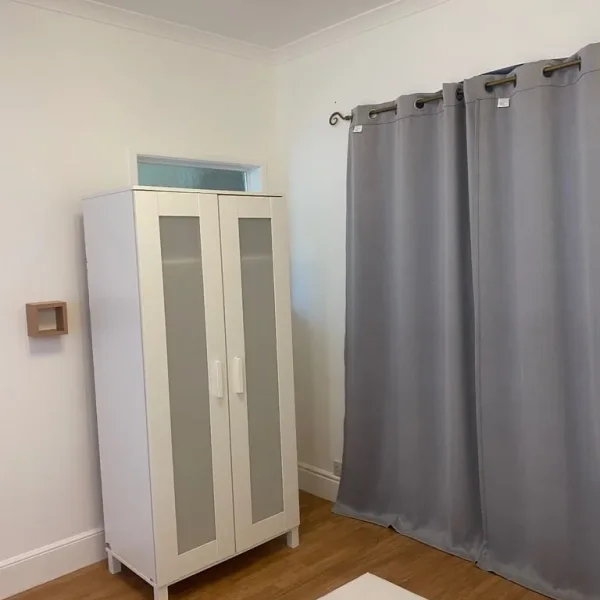 Furnished room with curtain, private and quiet