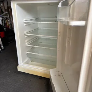 Bosch undercounter fridge L - Image 3