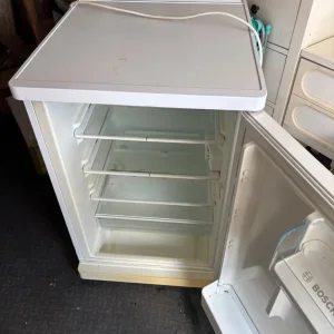 Bosch undercounter fridge L - Image 4