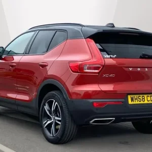 2019 Volvo XC40 2.0 T4 R-DESIGN Pro AWD Estate - Image 2