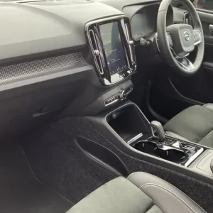 2019 Volvo XC40 2.0 T4 R-DESIGN Pro AWD Estate - Image 4