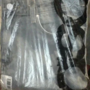 2 JEANS BUNDLE BLUE AND BLACK - Image 2