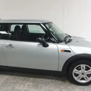 MINI 1.6 ONE Classic – 33,000 Miles, Metallic Silver, Great Condition - Image 4