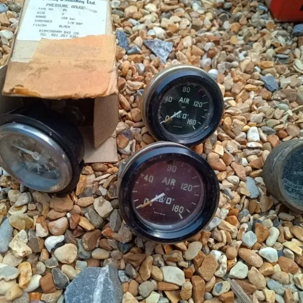 COLLECTION OF VINTAGE PRESSURE GAUGES FOR CARS