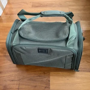 Never used pet carrier for cats or small dogs