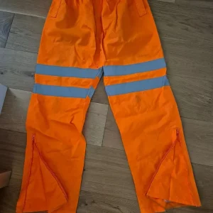 Safety trousers and helmet