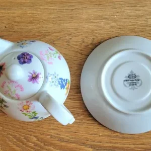 Floral teapot with teacup set for one - Image 4