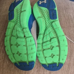 Under Armour trainers size 5 - Image 2