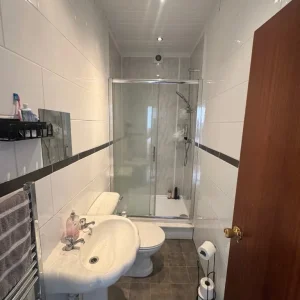 Modern 2-Bed Flat on Aylestone Road - Image 3