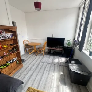 Modern 2-Bed Flat on Aylestone Road - Image 4