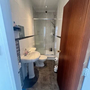 Modern 2-Bed Flat on Aylestone Road - Image 6