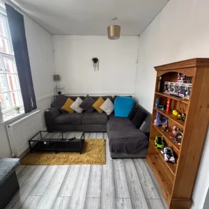Modern 2-Bed Flat on Aylestone Road - Image 7