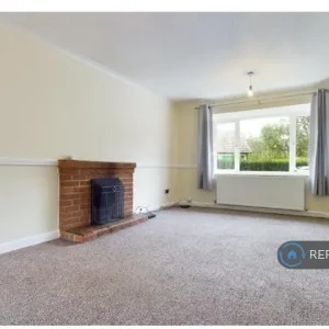 4 bedroom detached house in Sarisbury Close (4 bed) - Image 2