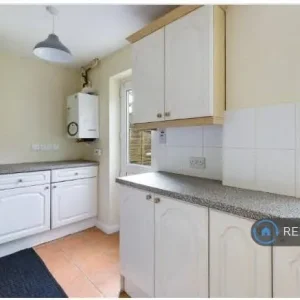 4 bedroom detached house in Sarisbury Close (4 bed) - Image 3