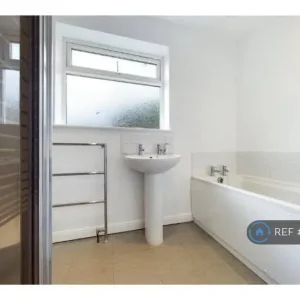 4 bedroom detached house in Sarisbury Close (4 bed) - Image 4