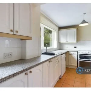 4 bedroom detached house in Sarisbury Close (4 bed) - Image 7