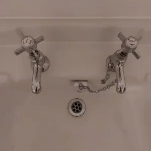 Large bathroom basin - Image 2