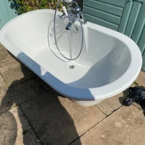 White roll top bath