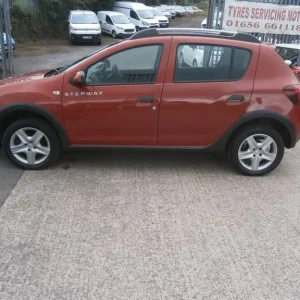 2014 Dacia Sandero Stepway 1.5 dCi Laureate 5-door Hatchback - Image 4