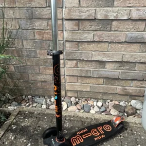 Maxi micro scooter with mongoose helmet and full protection set - Image 5