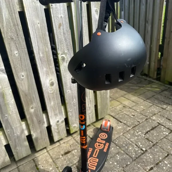 Maxi micro scooter with mongoose helmet and full protection set