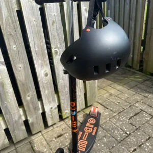 Maxi micro scooter with mongoose helmet and full protection set